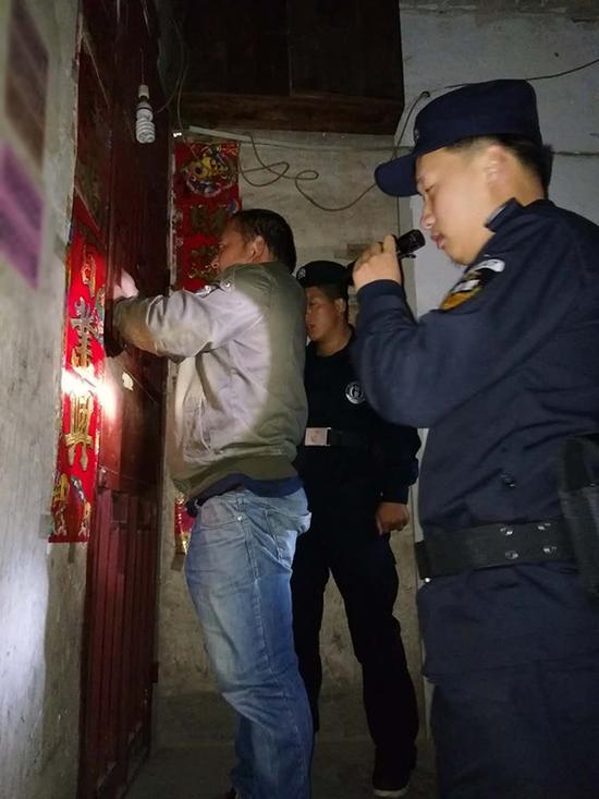 海北粗心妈妈误将幼女锁家中 民警全城寻开锁师傅开门